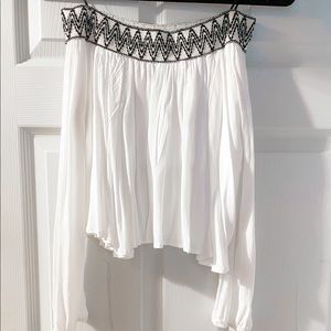 Flowy Off Shoulder Crop Top w. Black Neckline